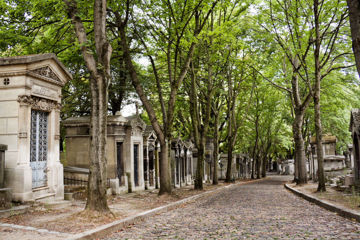 Père-Lachaise cemetery path, 
