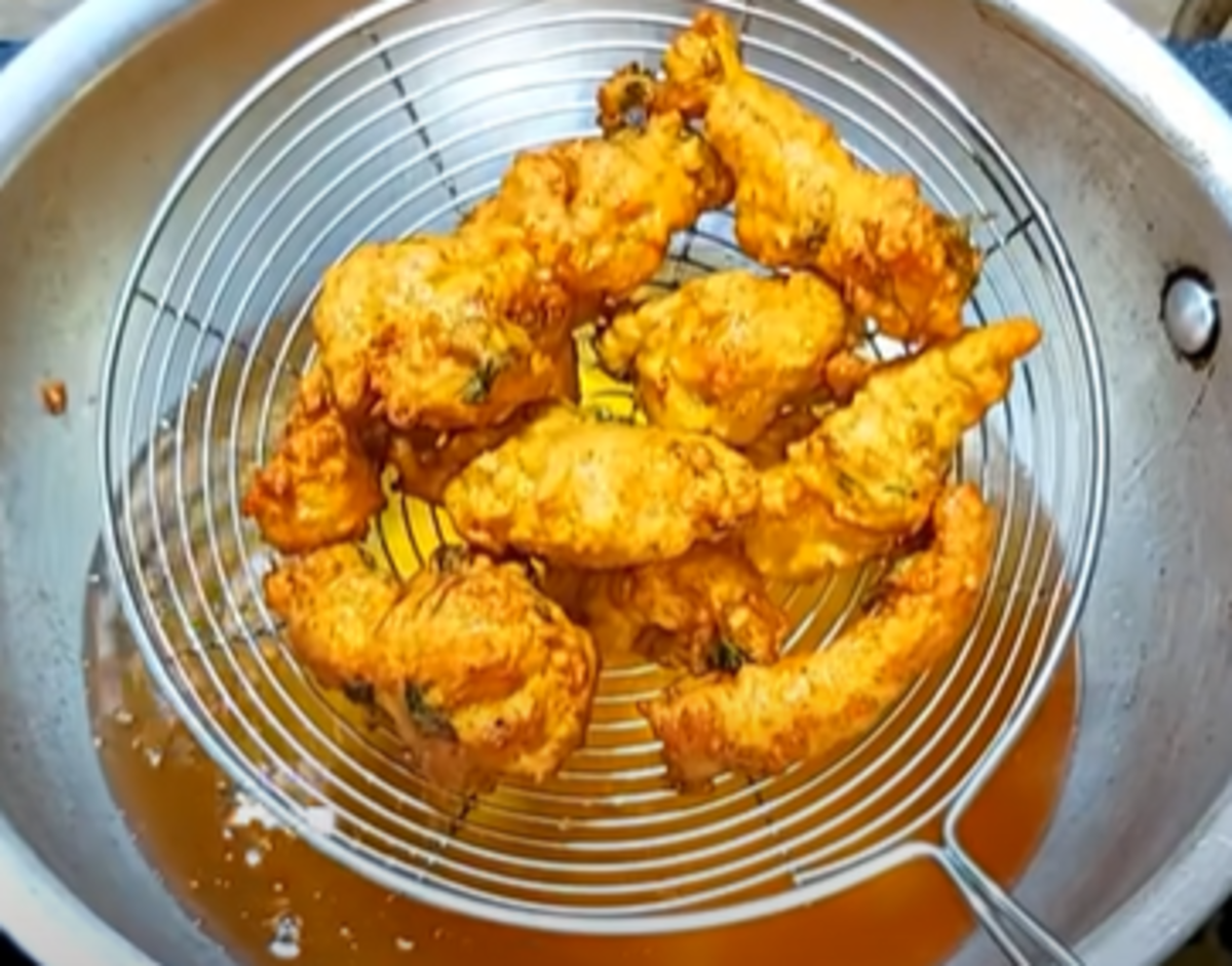 After 1 to 2 minutes, start stirring. Fry the chicken pakora until golden brown and crisp.