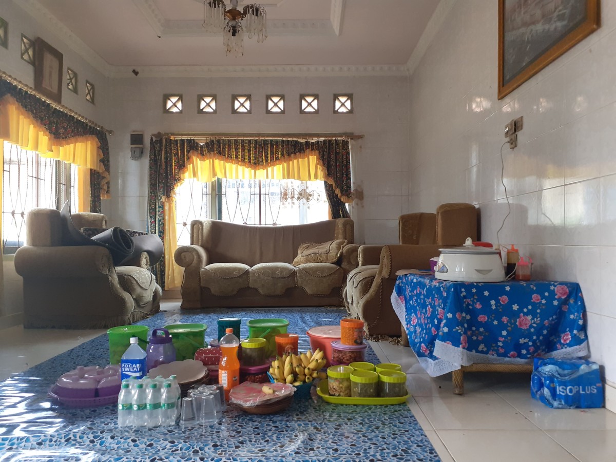 Muslim moms also have to prepare a quite, simple, clean, and tidy living room to welcome guests during Eid al-Fitr.