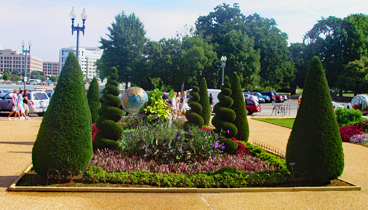 Outside of the United States Botanic Garden in 2008.