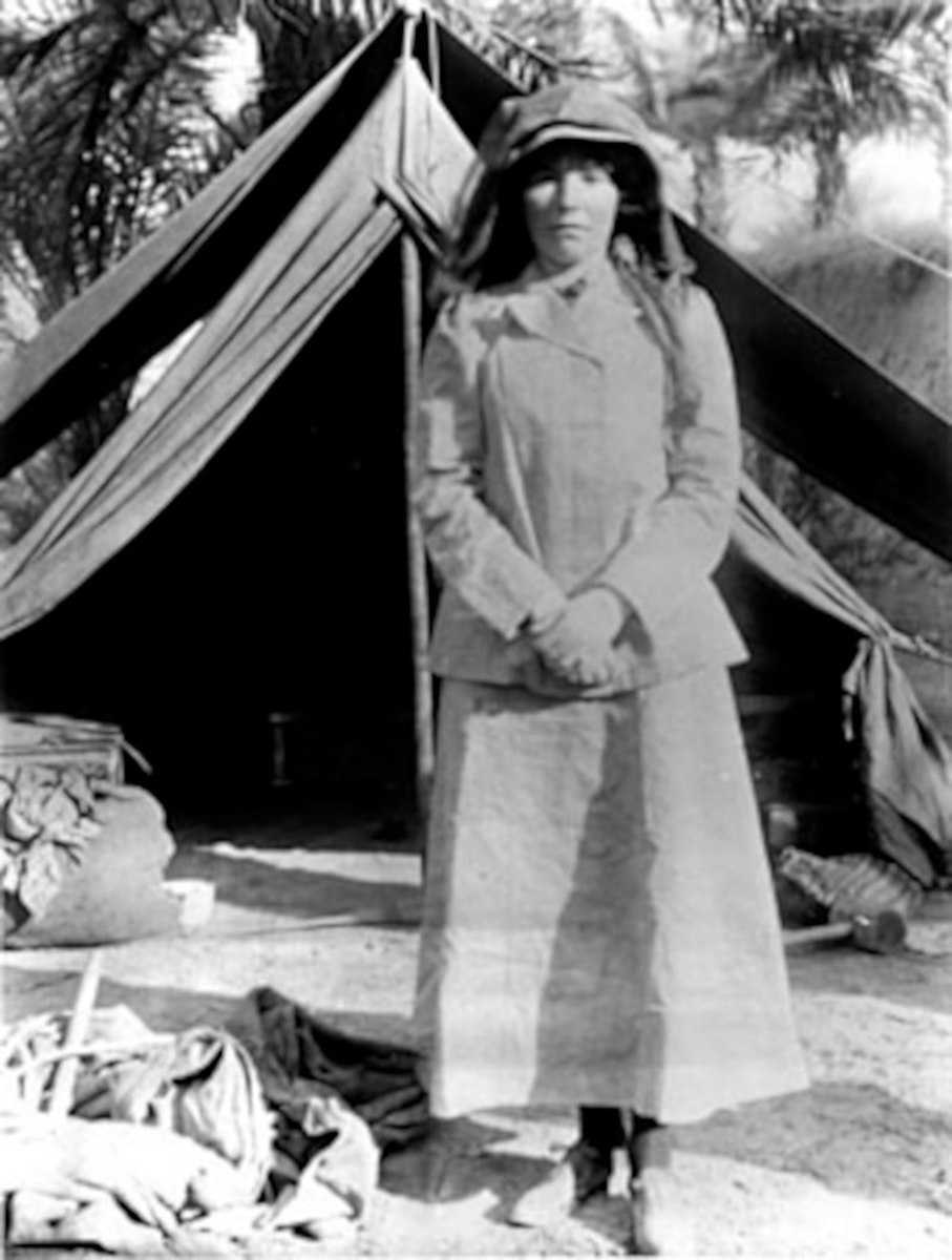 Gertrude Bell in 1909 on an archaeological dig.