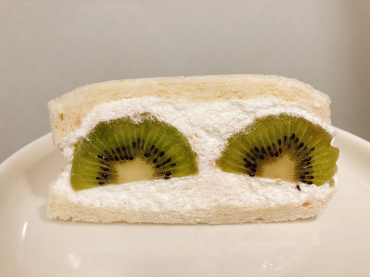Kiwi fruits sando