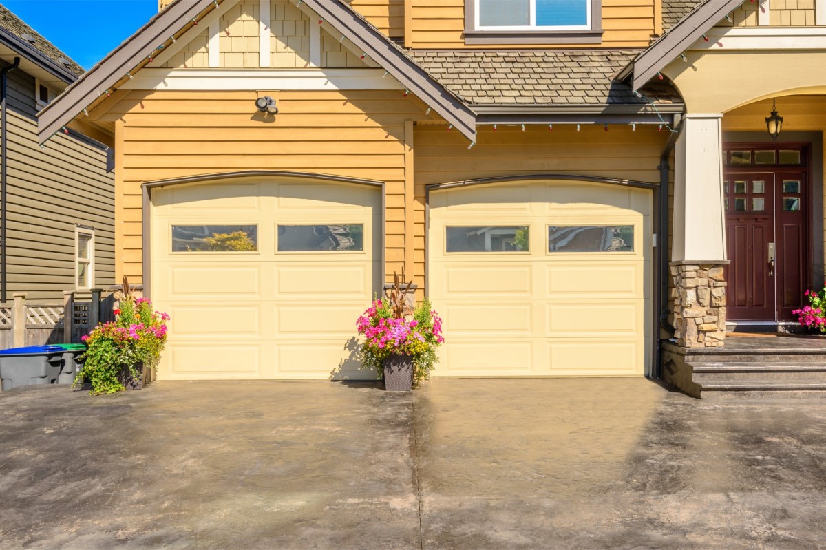 how-to-keep-your-kids-safe-around-the-garage-door