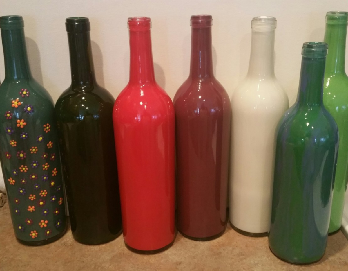 Finished wine bottles that were painted in minutes. 