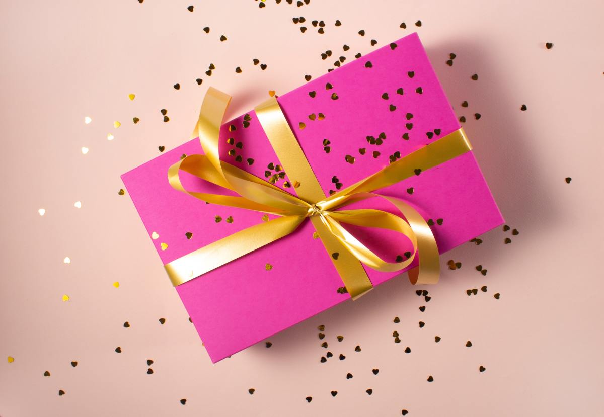 Delivering the gift in person? Wrap up the envelope in pretty paper and a bow!