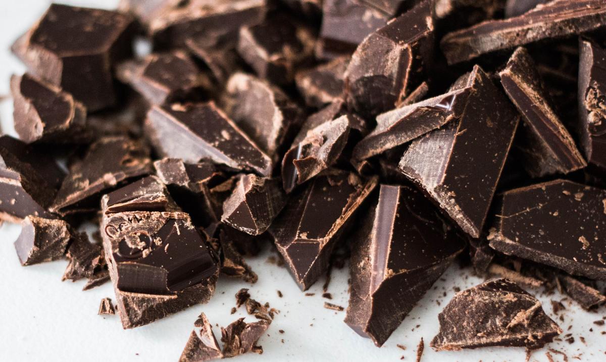 There are 64 milligrams of magnesium in every ounce of dark chocolate. 