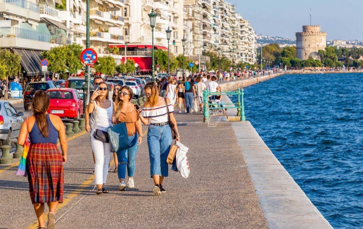 The Promenade of Thessaloniki is six kilometers long. The White Tower can be seen in the background. 