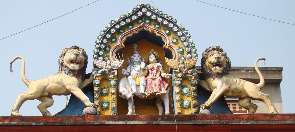 Lions on the main gate; cement-stucco statue; Shiva temple; Rajbalhat, Hooghly