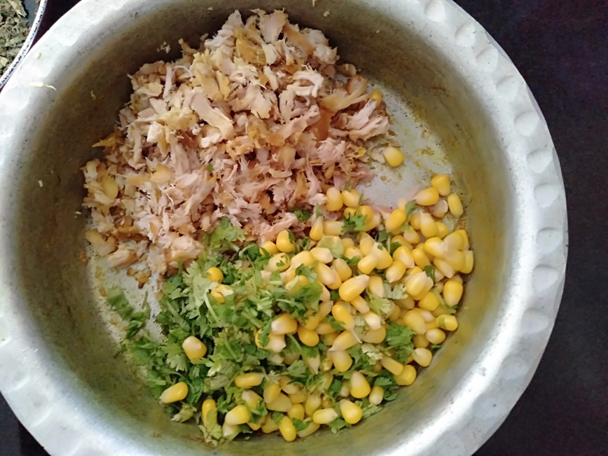 Transfer the shredded chicken to a mixing bowl. Add chopped coriander leaves and boiled corn.