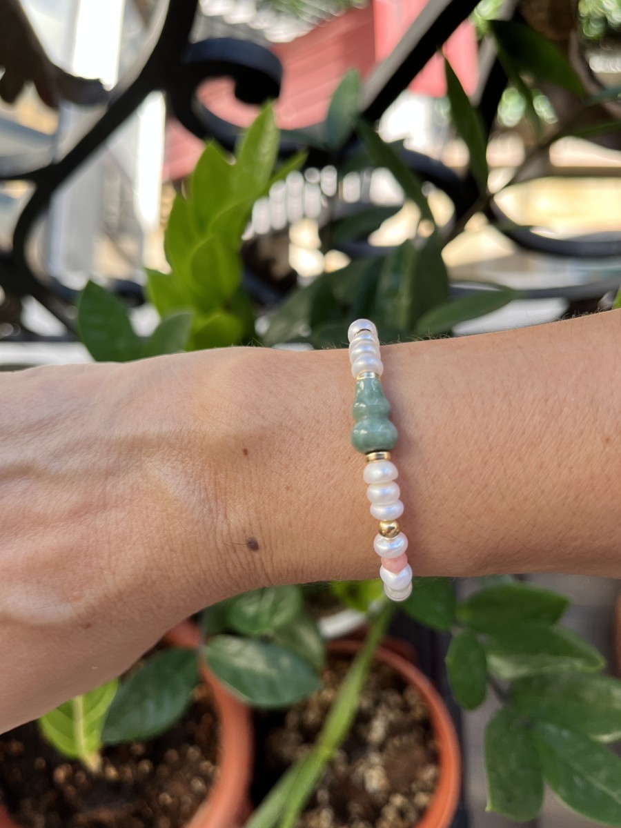 Variation of the pearl bracelet using a jade wulo charm