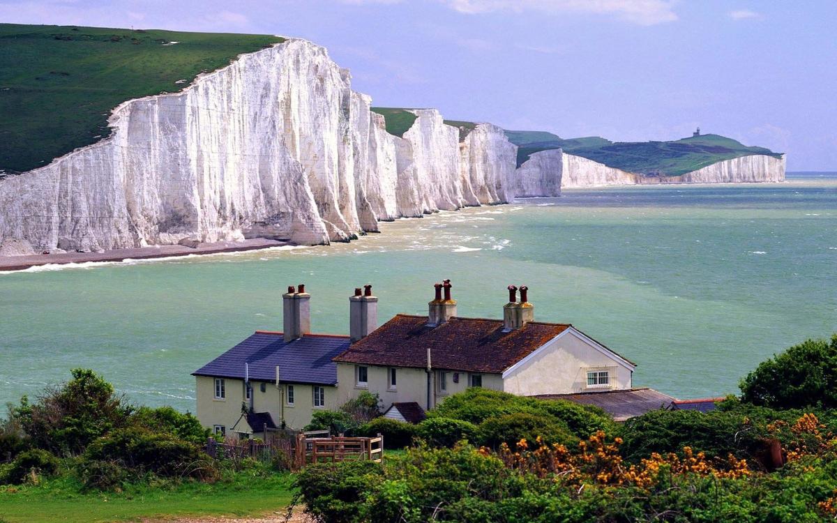 The famous white cliffs of Dover are an important setting for the film and even feature in a dream-like fantasy sequence.