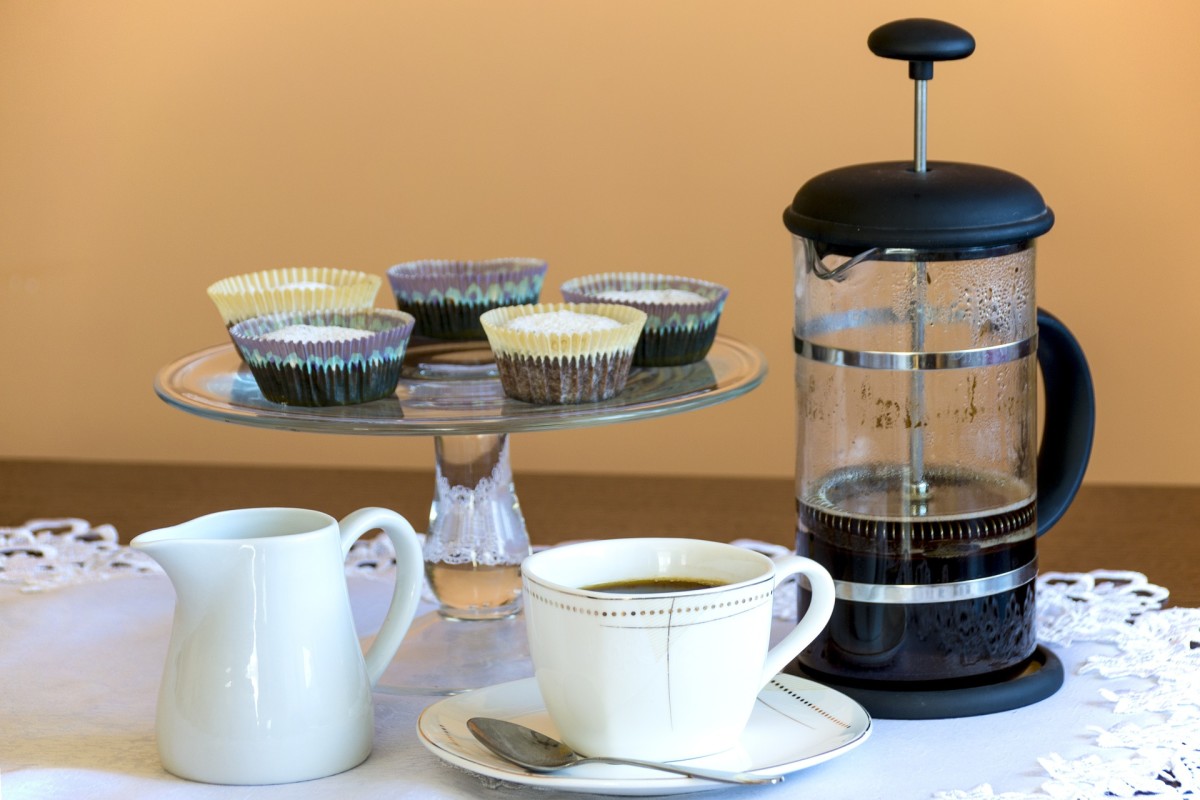 This article lists and looks at seven positives of using French presses to make coffee beverages.