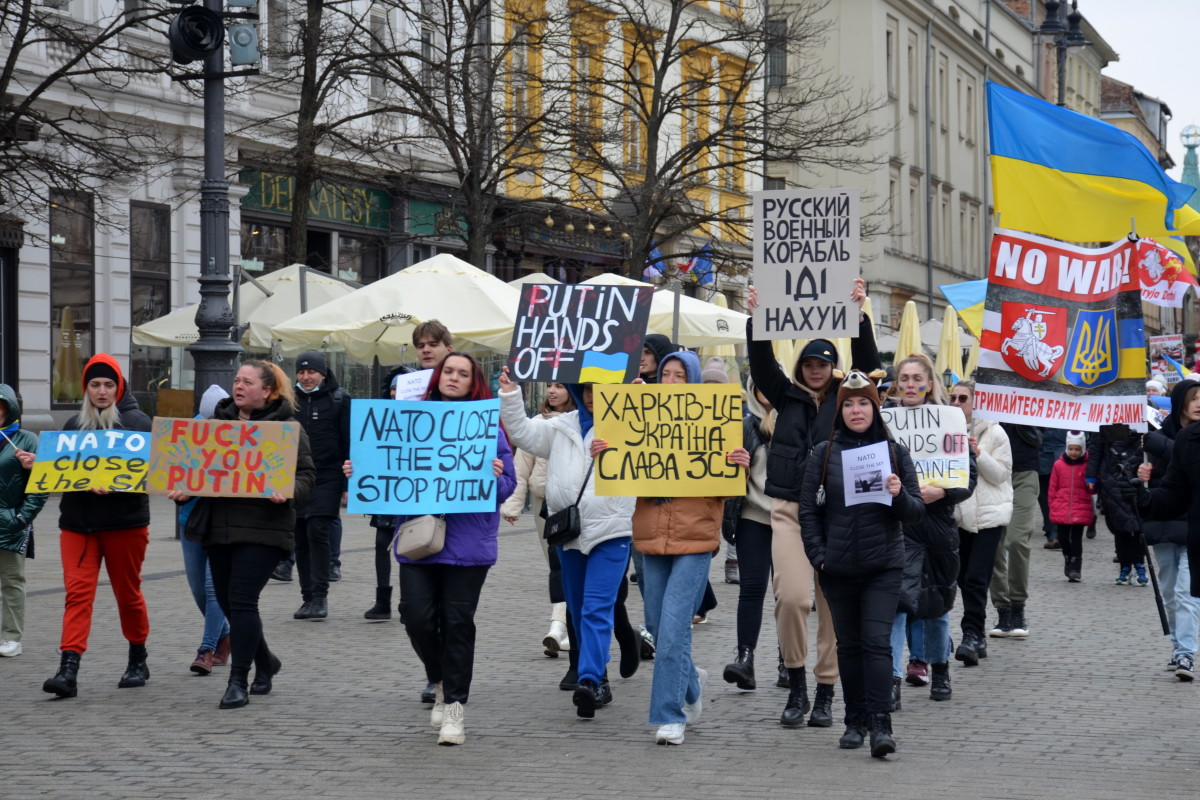 On March 6, 2022, Ukrainian refugees in Kraków demonstrate against the war.