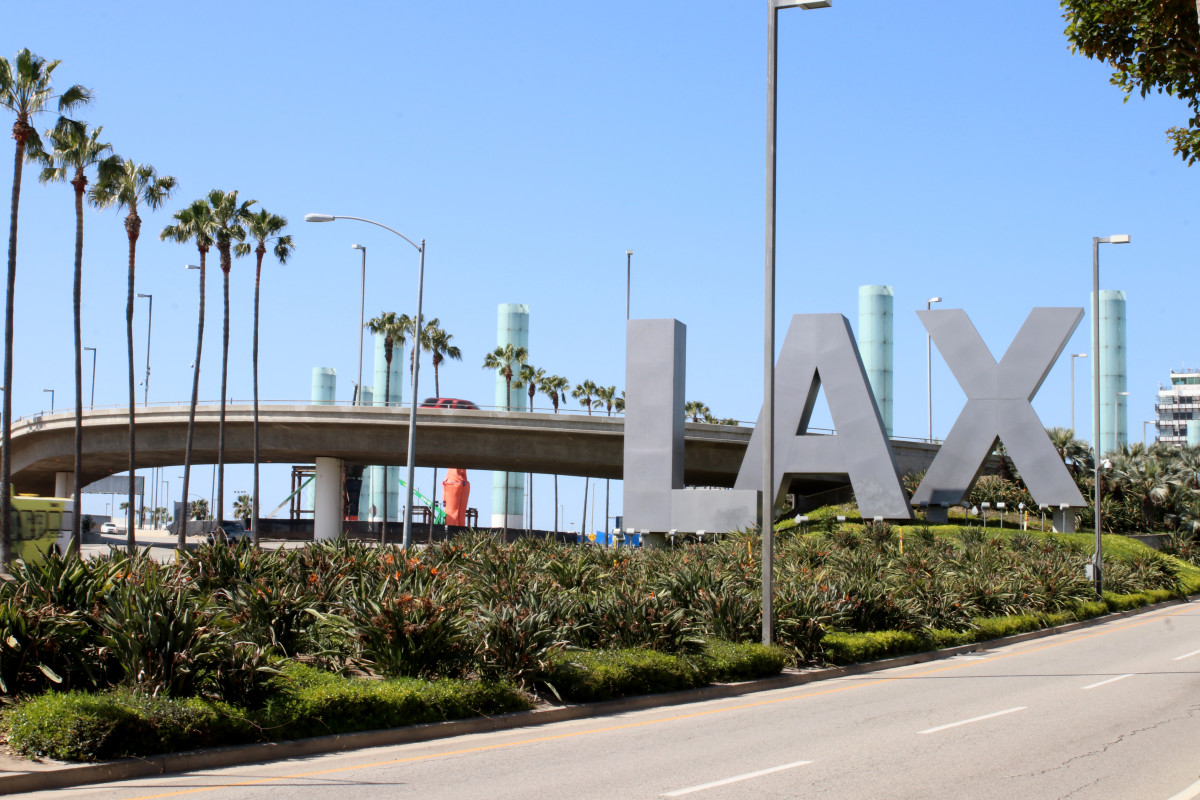 Man At Lax Goes To Extreme Lengths For Airport Comfort And People Are Impressed Wanderwisdom News