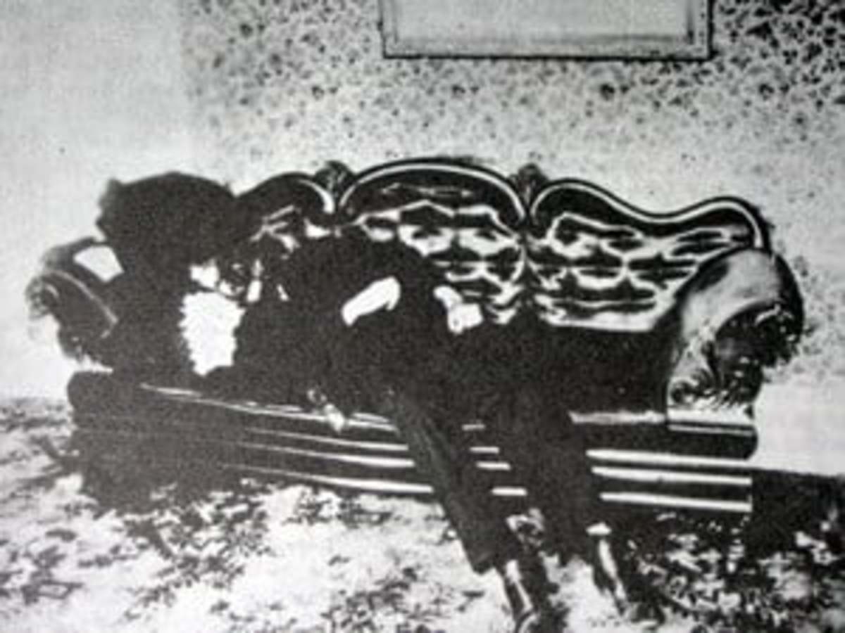 Andrew Borden's body was discovered on August 4, 1892. The body was discovered on the living room couch. 