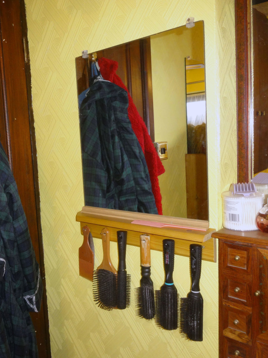 The new hairbrush rack with mirror