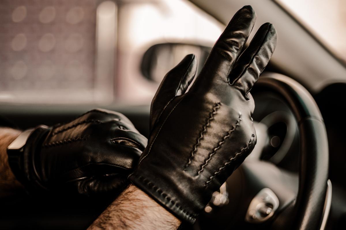 A guide to leather driving gloves for ladies and gentlemen.