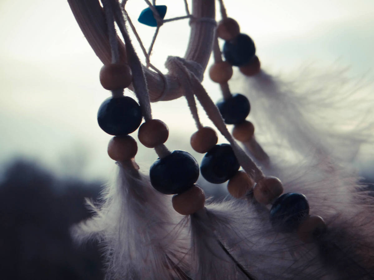 捕梦网被认为起源于Ojibwa人。它们被用来过滤梦境。糟糕的梦被网住，被太阳烧掉，而美好的梦从中间的洞过滤出来。这些工艺品通常使用珠饰。