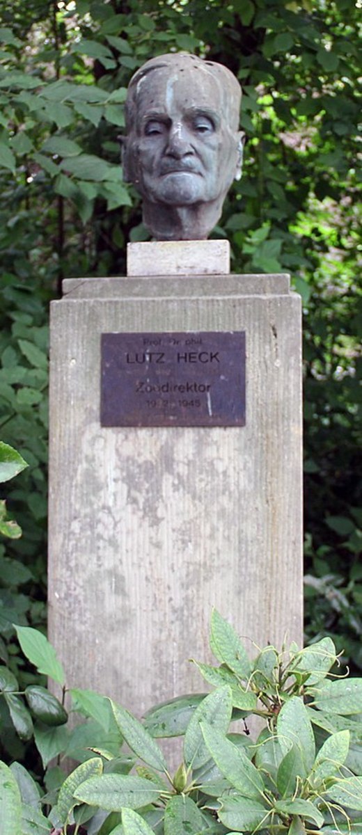 Bust of Lutz Heck to which pigeons have shown suitable respect for a Nazi Party member.