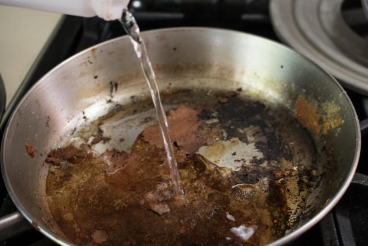 These homemade cleaning products will help you get rid of your burned kitchen pots and pans. 