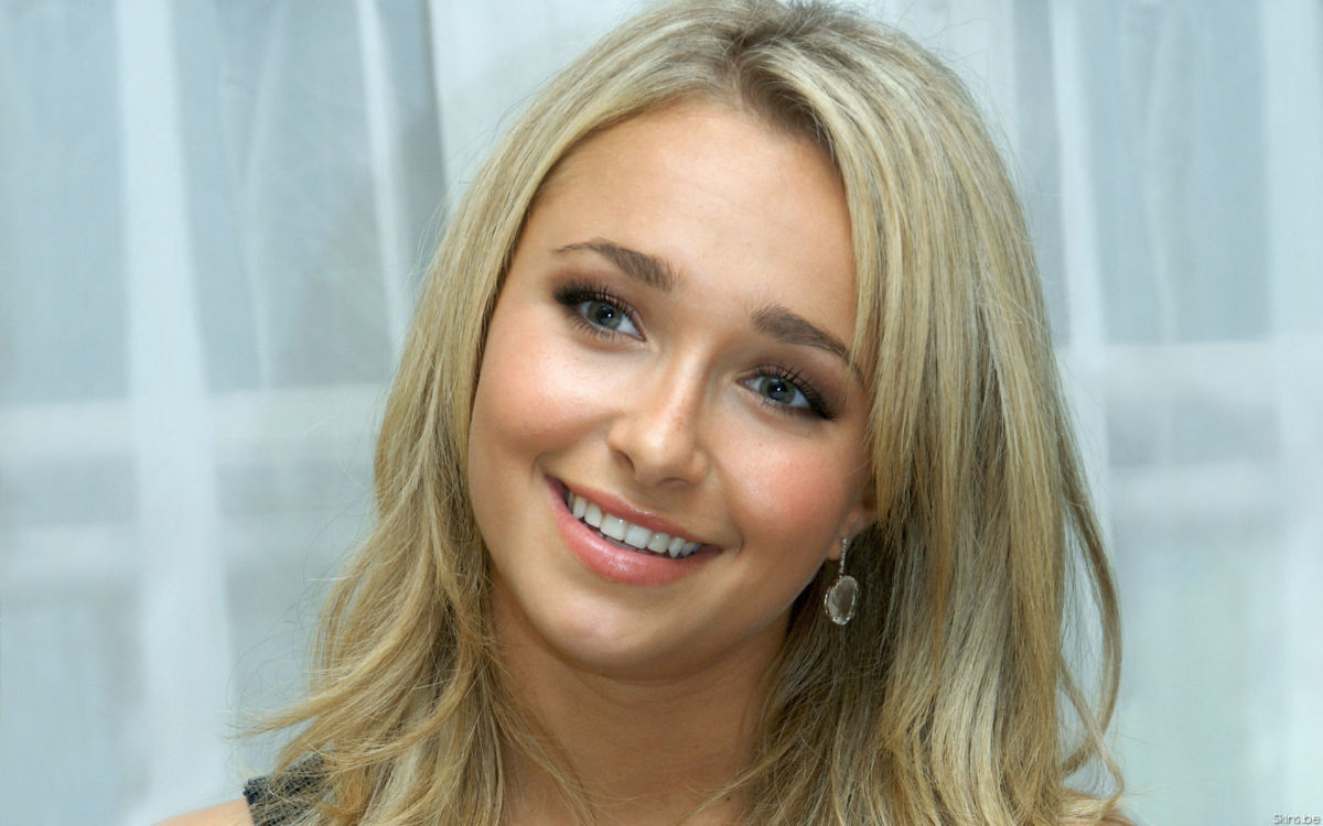 Hayden Panettiere with light ash blonde hair, layered and with a side part. Celebrities with Light Ash Blonde Hair Color.