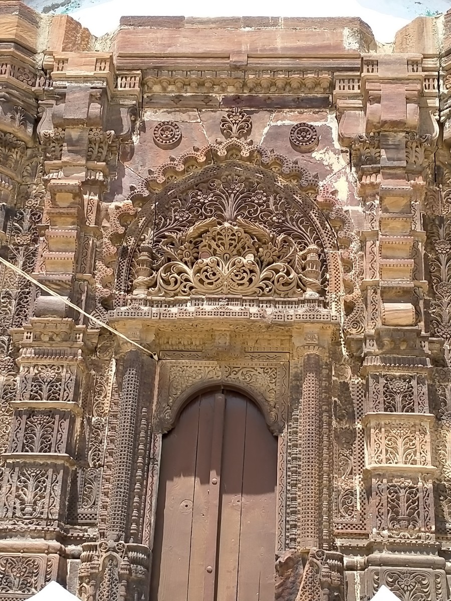 Lakhpat : the Maqbara ( mausoleum) - decorations in stone