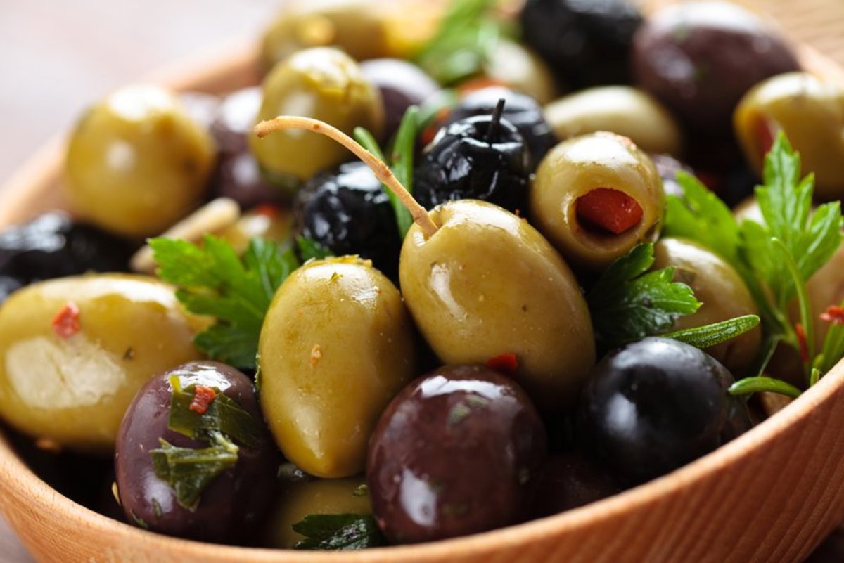 In 1929, finger foods that were popular in American homes included olives, celery, and pickles. 