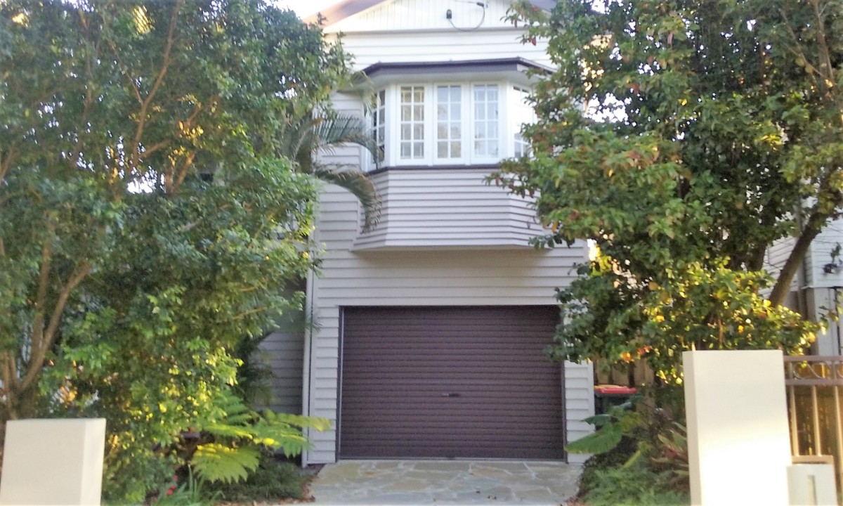 This is a typical Brisbane house that could be up for rent, some houses are owner occupied, but there are times when the owners have a second house, so they will rent one of the houses. 