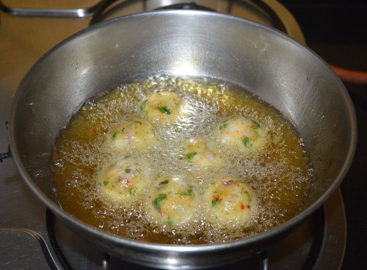 Step four: Heat the oil for deep-frying. When the oil becomes medium-hot, slide a few of the balls into the oil. Allow them to cook for a minute. When they become firm, turn them.