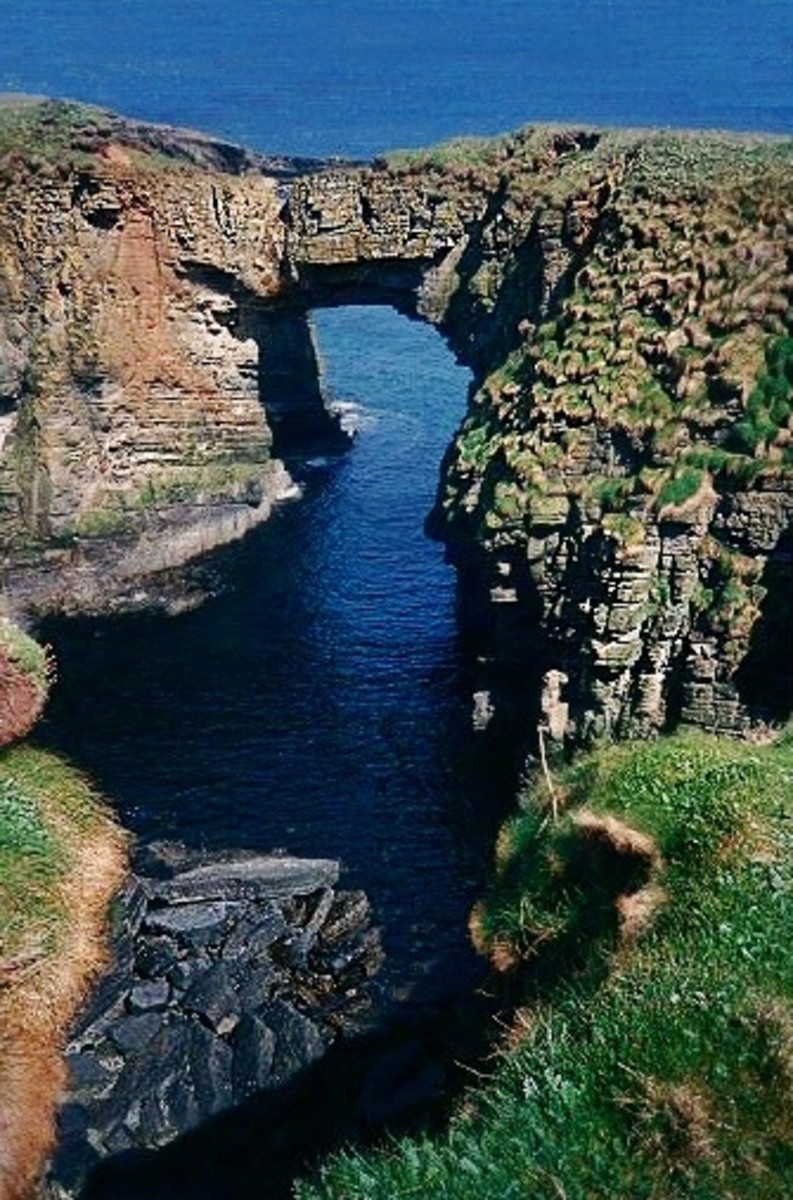 Rocky cliffs of Orkney. Photo by Wolfgang Schlick (Creative Commons)