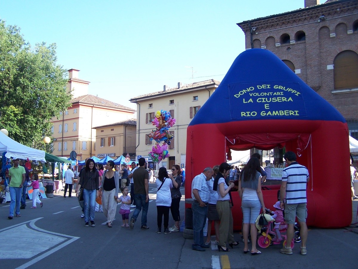 A plethora of food stalls can be found at many Italian festivals, especially those having to do with local delicacies!