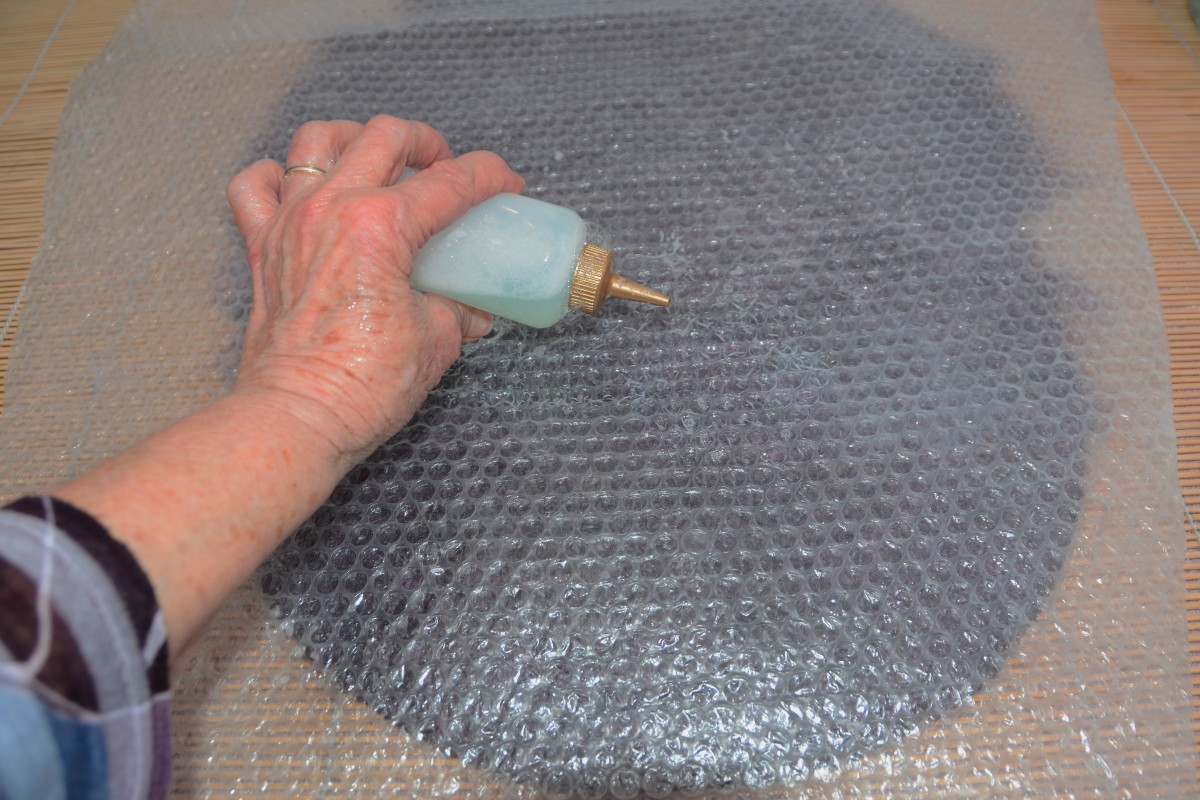 Cover and wet the surface of the bubble wrap.
