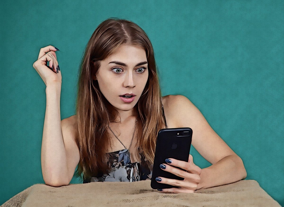 How to Tell If You're Being Catfished: 7 Signs of a Shady Online  Relationship - PairedLife