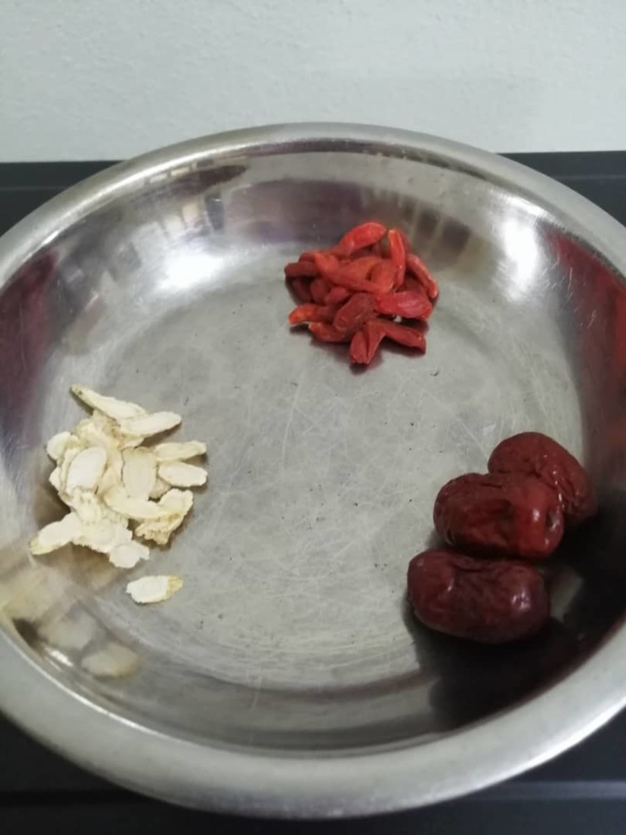 Clockwise from top - Wolfberries, red dates, and sliced ginseng