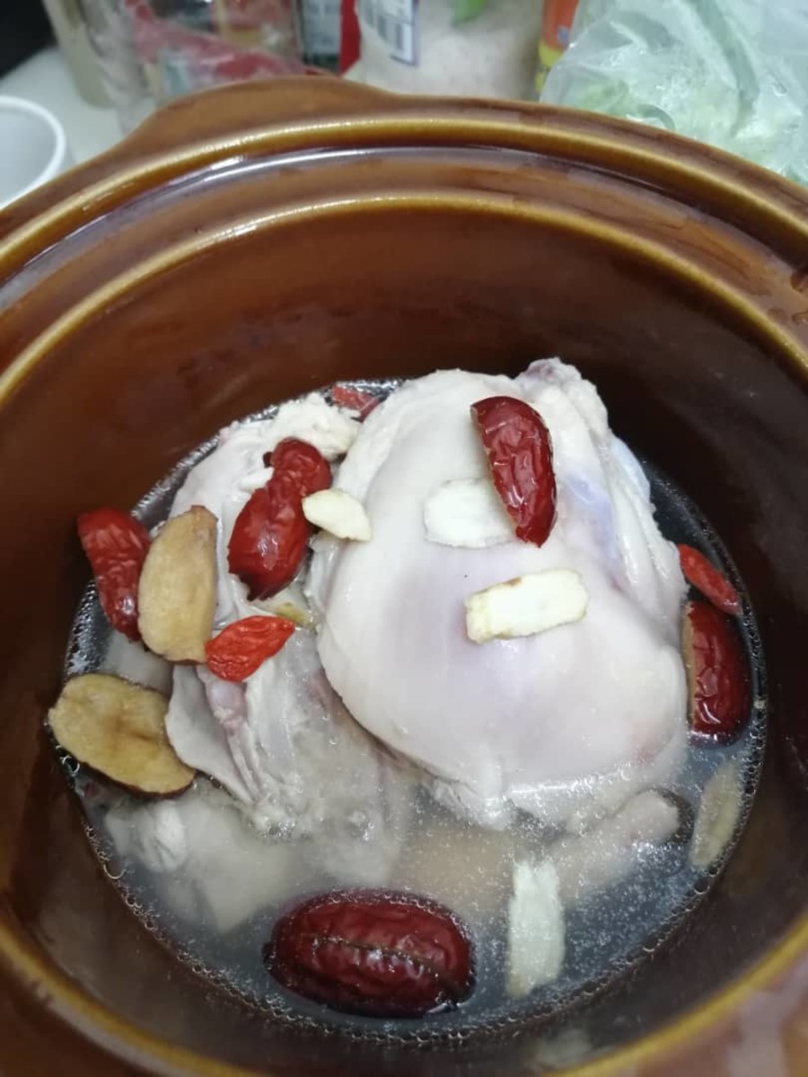 Put in the chicken, red dates, ginseng, wolfberries, and water into the slow cooker pot or ceramic pot