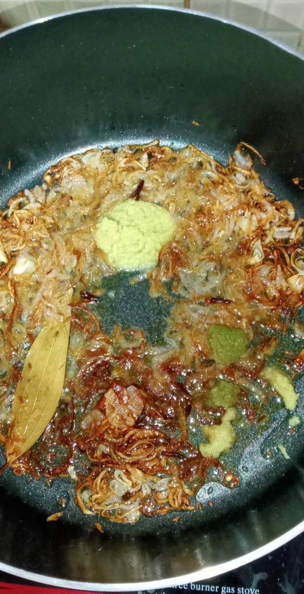 Add ginger-garlic paste and green chilli paste to fried onion.