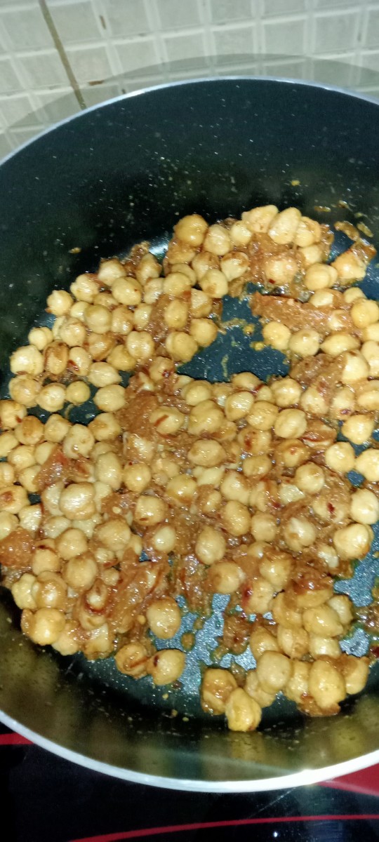 Add chickpeas and fry for 2 to 3 minutes.