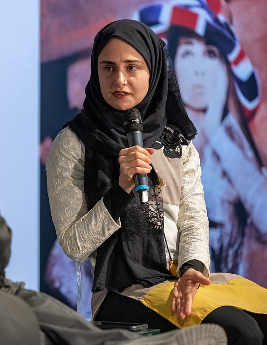 11 Inspiring Hijabi Women Around the pic