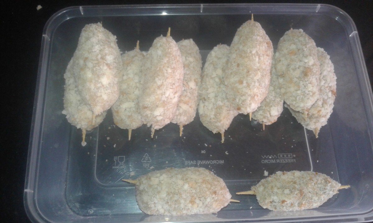 Coat the seekh kebabs with breadcrumbs.  At this stage, you can freeze the seekh kebabs and fry them anytime. 