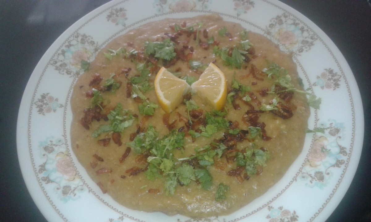 Serve hot with fried onions, chopped coriander leaves, chaat masala and lemon juice.