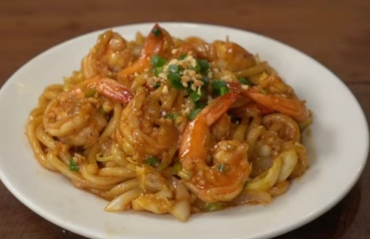 Stir-fried prawn noodles are ready. Enjoy!