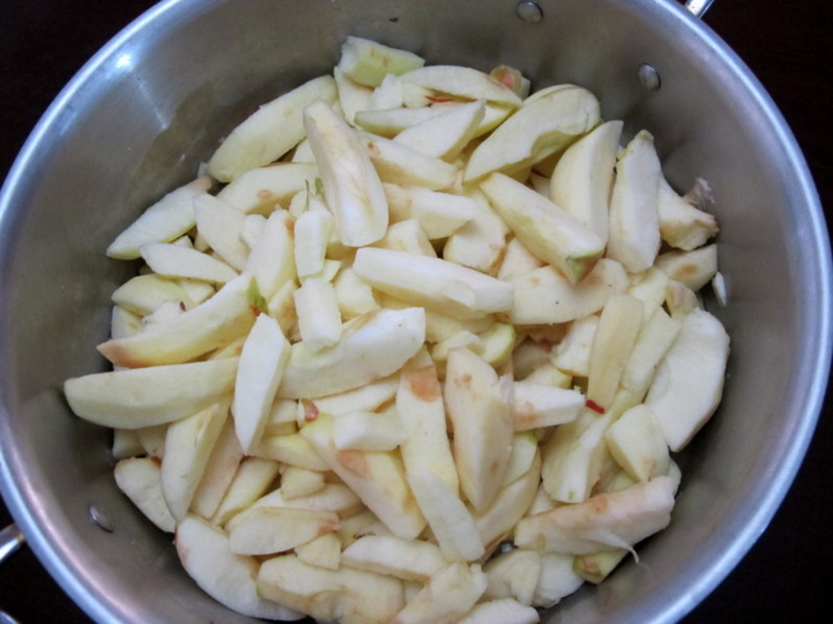Pour apples, sugar, cinnamon and water into a large pot