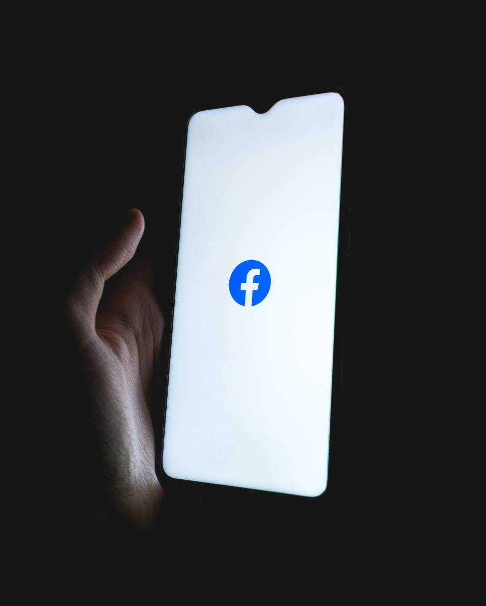 How to Activate Facebook Dark Mode on iPhone and Android