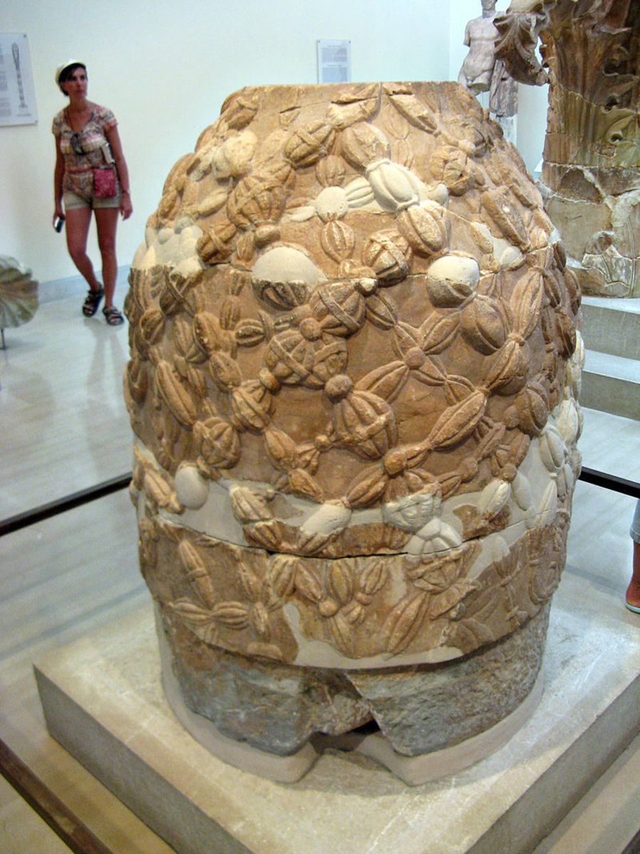 "Omphalos museum" by Юкатан - Own work. Licensed under CC BY-SA 3.0 via Commons - https://commons.wikimedia.org/wiki/File:Omphalos_museum.jpg#/media/File:Omphalos_museum.jpg