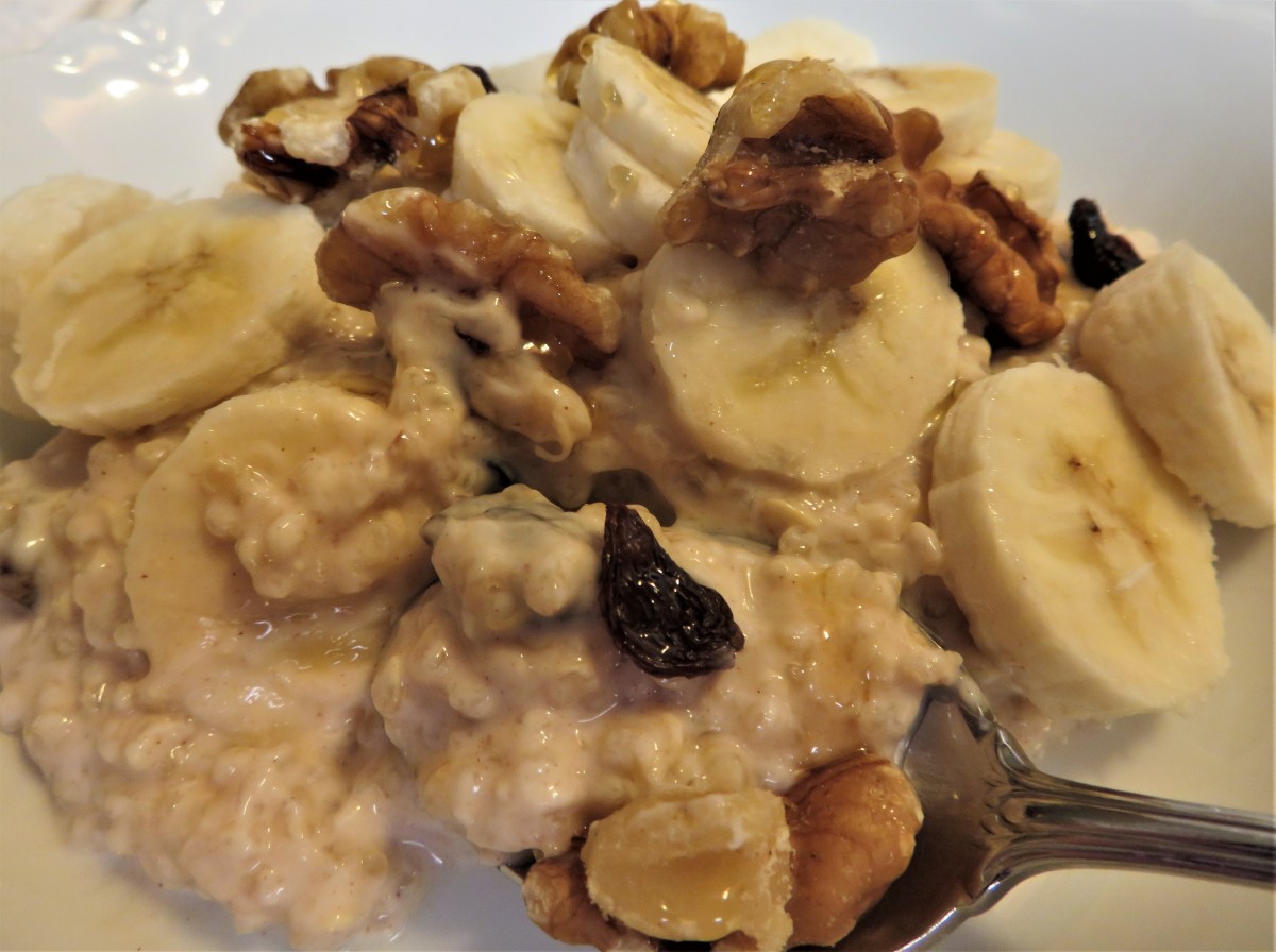 Quinoa breakfast bowl with Greek yogurt, raisins, banana, and walnuts 