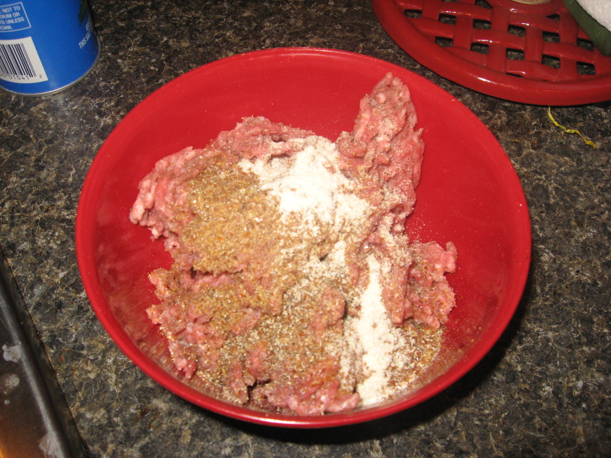 Combine ground beef, flaxseed meal, and seasonings.