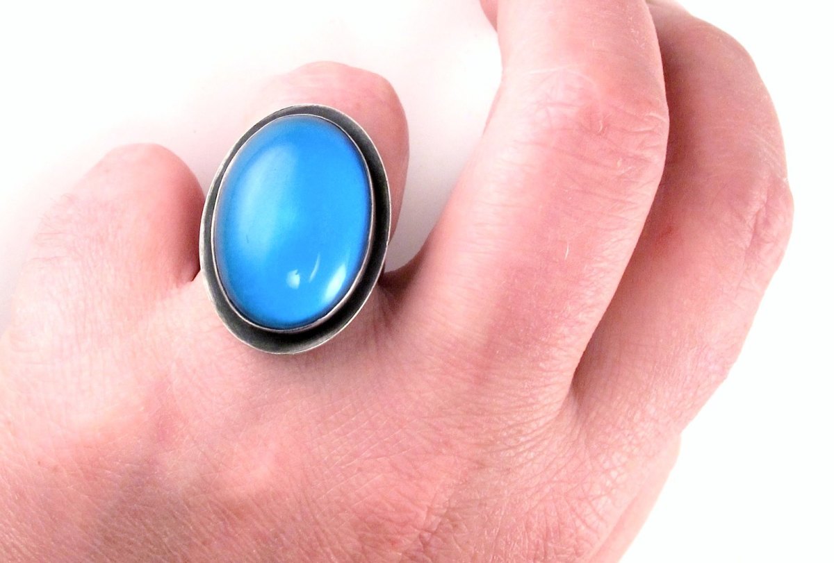 A minimal, modern example of a mood ring displaying friendly and relaxed emotions. But is that what blue means for you?