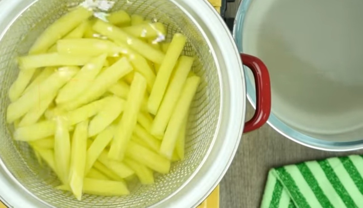 Step 3: Immerse the potatoes in boiled water for 6 to 8 minutes.