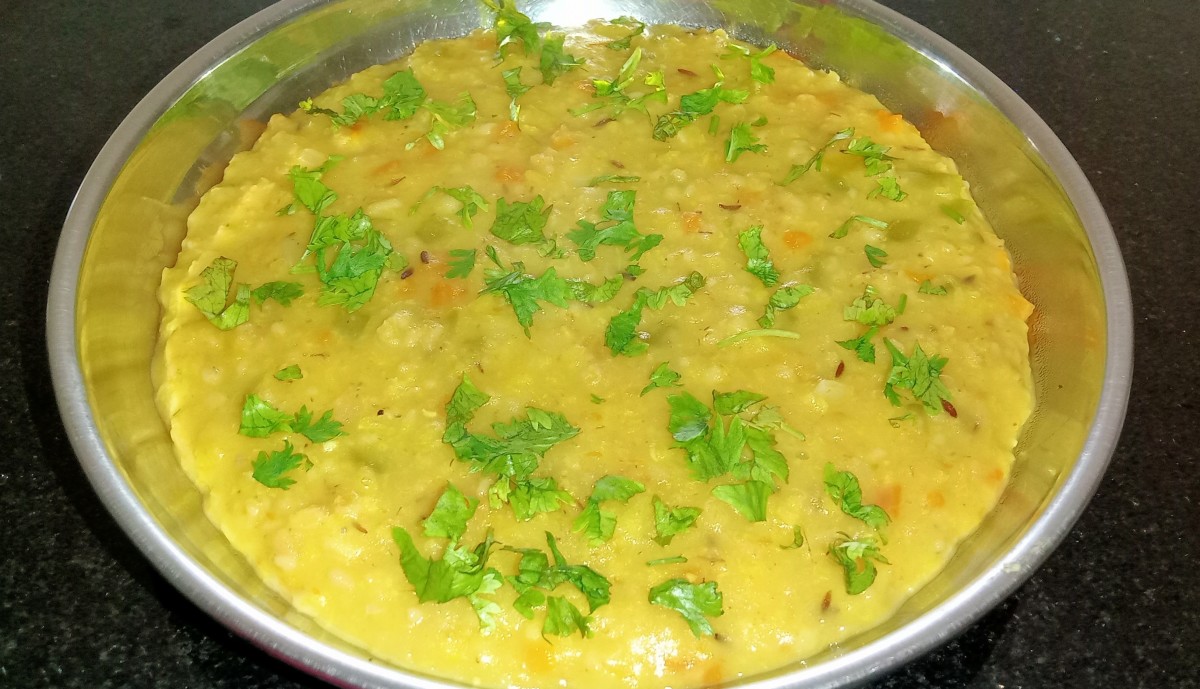 Vegetable and oats khichdi garnished with coriander leaves