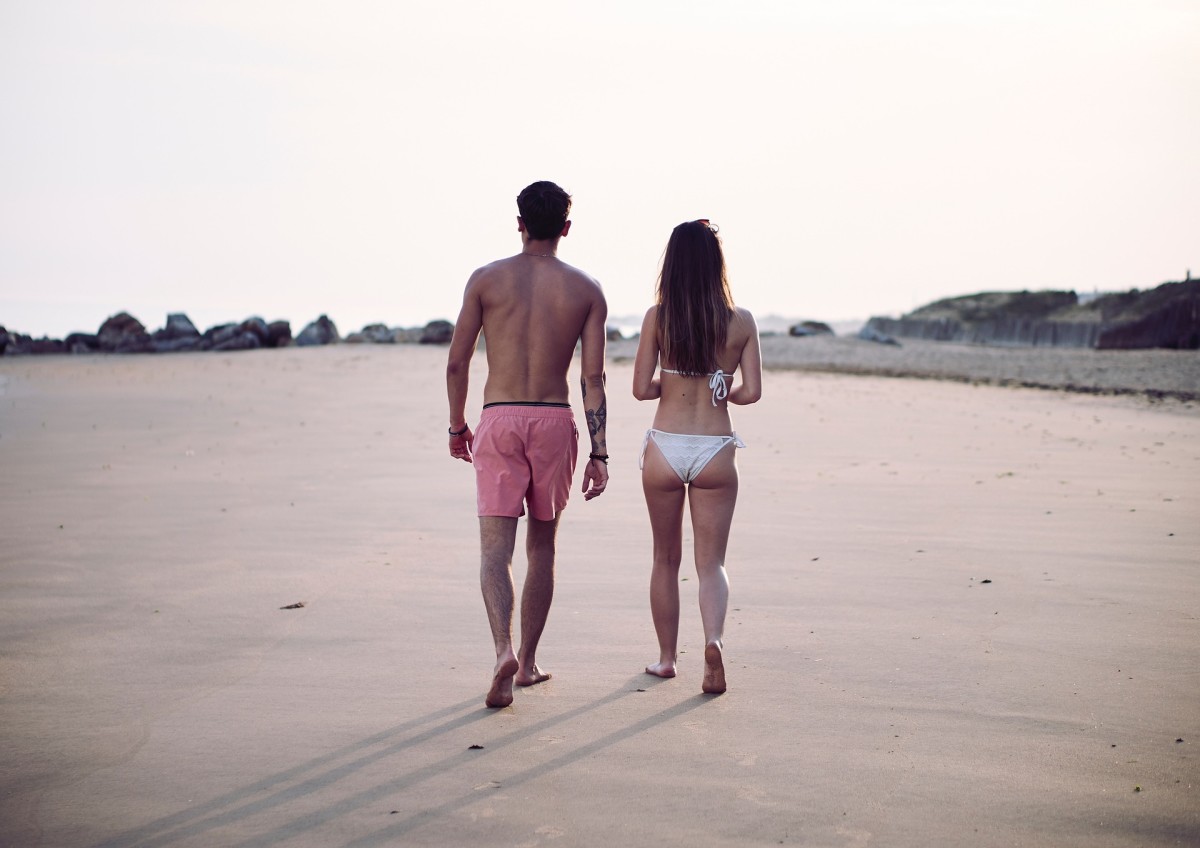 Do you gaze at both men and women when you’re at the beach? Cool, lots of people do—more than you might think. Being bi is not a big deal unless you make it one.
